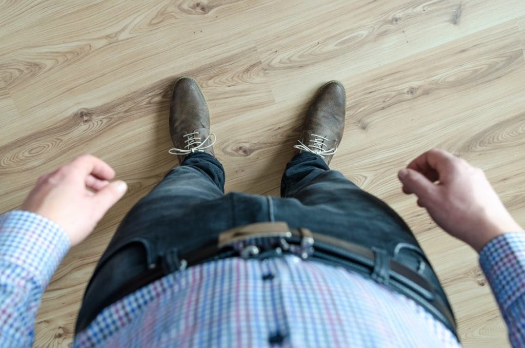 To Tuck or Not to Tuck? 5 Tips to Help You Make the Right Decision for Your Men’s Casual Shirt